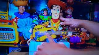 Boneco do woody que canta assobia e toca violãostreaming [upl. by Ahsirkal276]