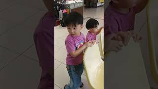 阿公快看！高爾夫球練習場探點cute baby funny cutebaby family 可愛 邦偉兄弟 歷史寶邦偉 奶音 糯唧唧 奶呼呼 萌娃 [upl. by Burg269]